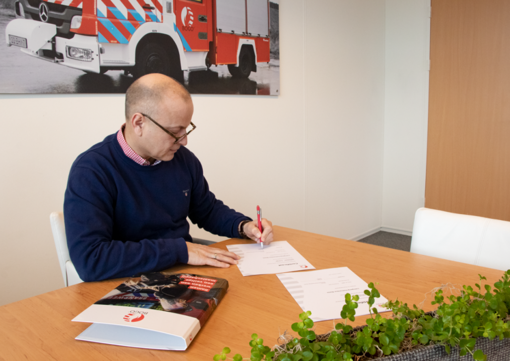 Herry Ester tekent certificaten
